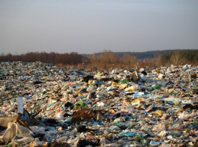 Неподалік Мукачева росте несанкціоноване сміттєзвалище (ВІДЕО)