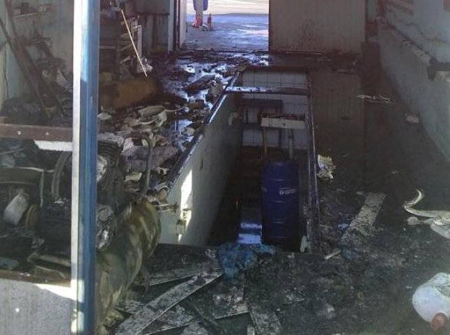 З’явилось фото пошкодженого вогнем СТО у мікрорайоні Росвигово
