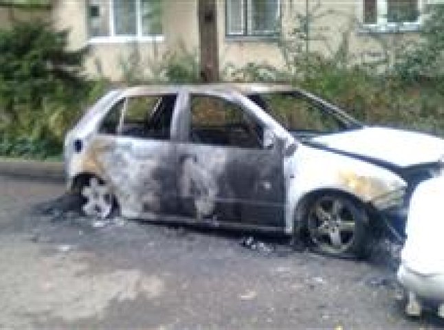В Росвигові майже вщент згоріло авто страховика