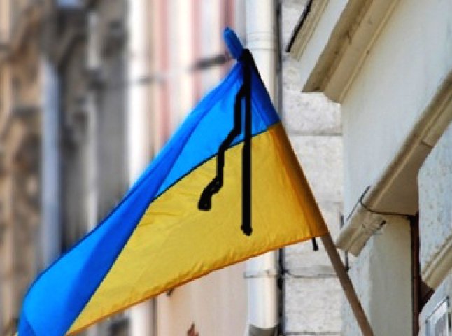 Приспустити Державні Прапори України  та обмежити розважальні заходи просить міськвиконком