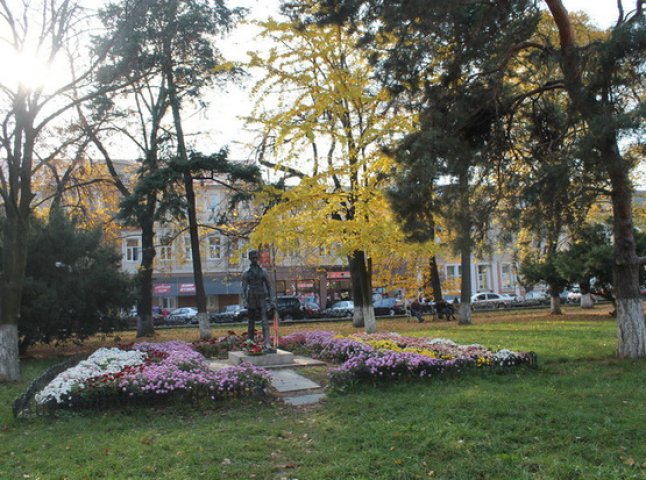 Площа Петефі в Ужгороді потонула у квітах (ФОТО)