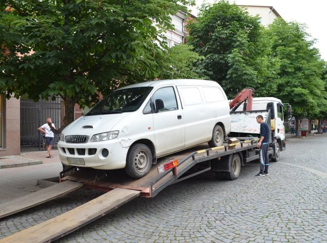 Мукачівські муніципальні поліцейські краном-маніпулятором евакуювали трьох «оленів»