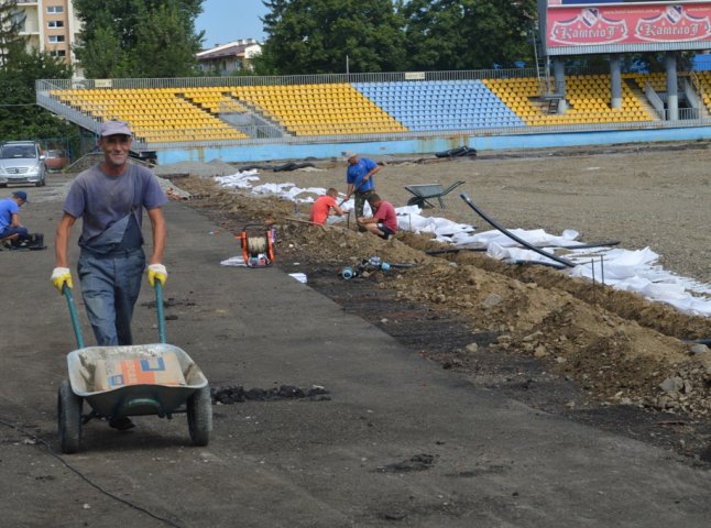 На "Авангарді" в Ужгороді оновлюють бігові доріжки та трав’яне покриття футбольного поля
