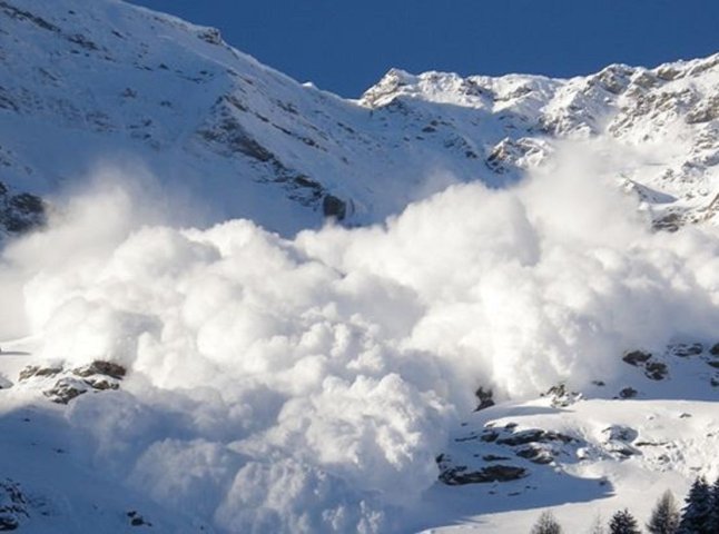 На Закарпатті оголошено значну сніголавинну небезпеку: туристів закликають бути обережними