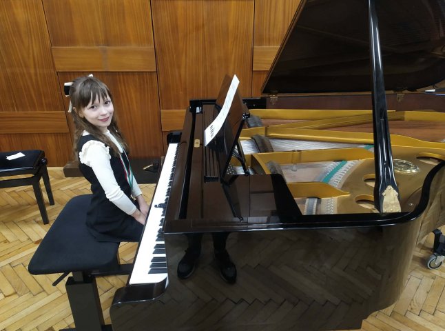 Юна закарпатська піаністка здобула бронзу на Міжнародному конкурсі