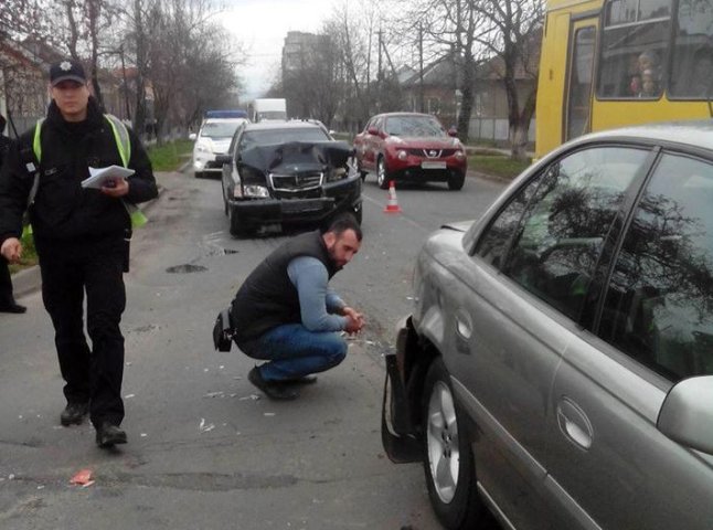Потрійна ДТП в Ужгороді: п’яний водій "Мерседесу" пересів на пасажирське сидіння і каже, що за кермом був не він