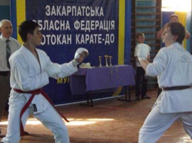 Юнаки Мукачева перемогли всіх на чемпіонаті області з карате