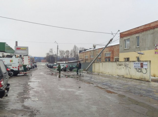 В Ужгороді на парковці одного із супермаркетів завалився електричний стовп