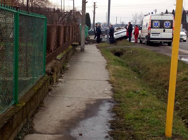 Поблизу Ужгорода перекинувся автомобіль