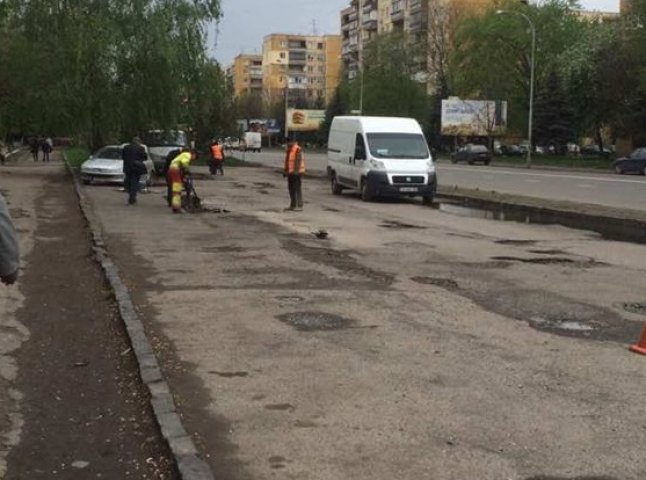 В Ужгороді почали ремонтувати парковку біля одного з магазинів