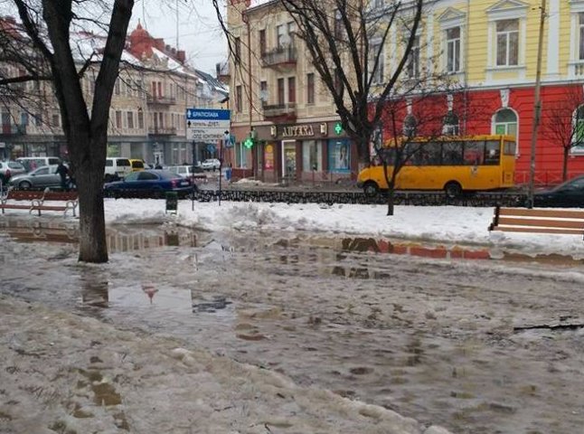 Тротуари Ужгорода залиті водою, людям пересуватись дуже важко