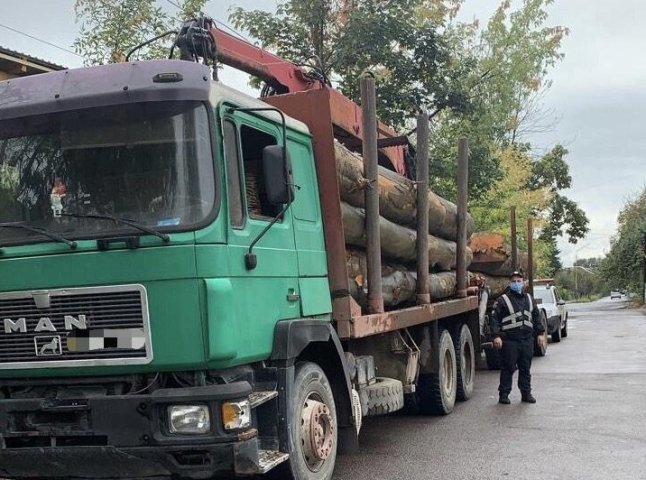 На Тячівщині поліцейські перевіряють законність рубки лісу