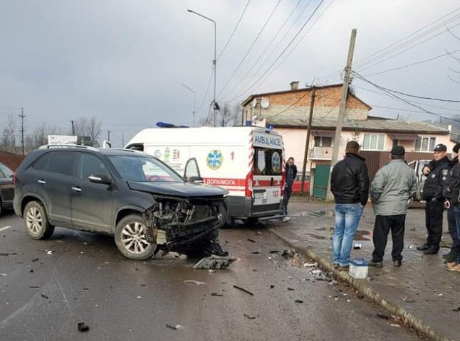 Аварія у Хусті: одна з машин влетіла в будинок