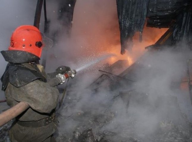 В Чопі повністю згорів дах приватного будинку (ВІДЕО)