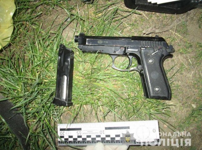 У Мукачеві 17-річний хлопець із пістолетом у руках напав на чоловіка