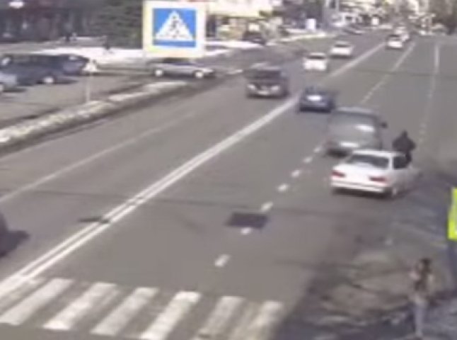 Як водій збив велосипедиста зняли на відео