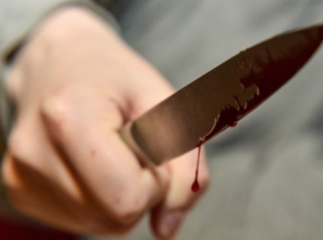 ЗМІ повідомляють про напад з ножем на перехожого в Ужгороді: чоловік у реанімації