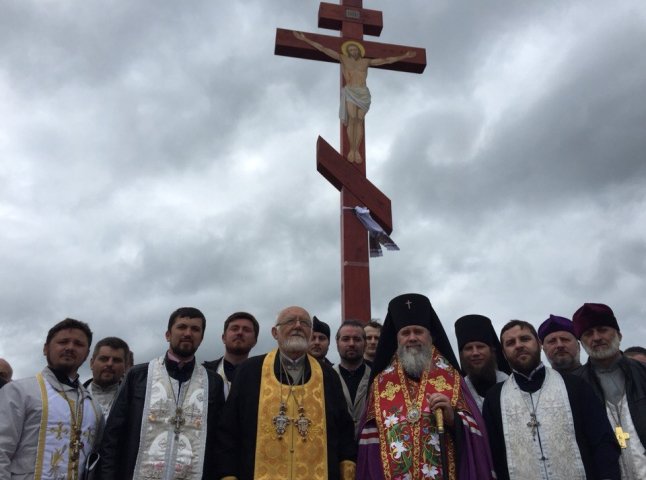 Владика Феодор освятив поклонний хрест на Іршавщині (ФОТО)