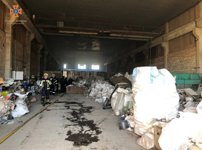 У Мукачеві виникла пожежа на території підприємства