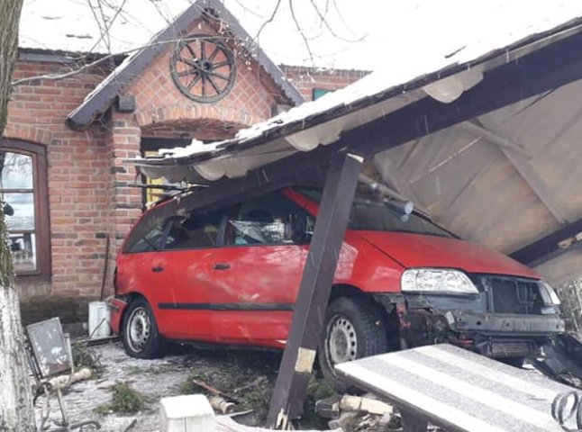 На трасі "Київ-Чоп" сталась ДТП: внаслідок зіткнення автівку відкинуло в будівлю кафе