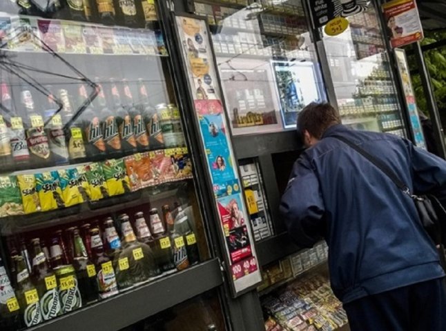 У Мукачеві оштрафували жінку за продаж алкоголю та тютюну дітям