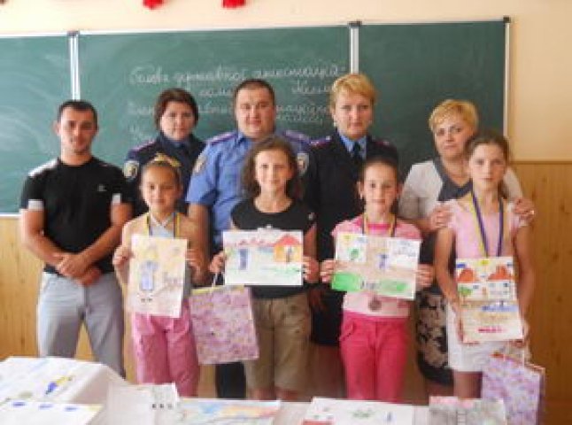 У Ракошинській ЗОШ відбувся конкурс дитячого малюнка “Міліціонер – очима дітей”
