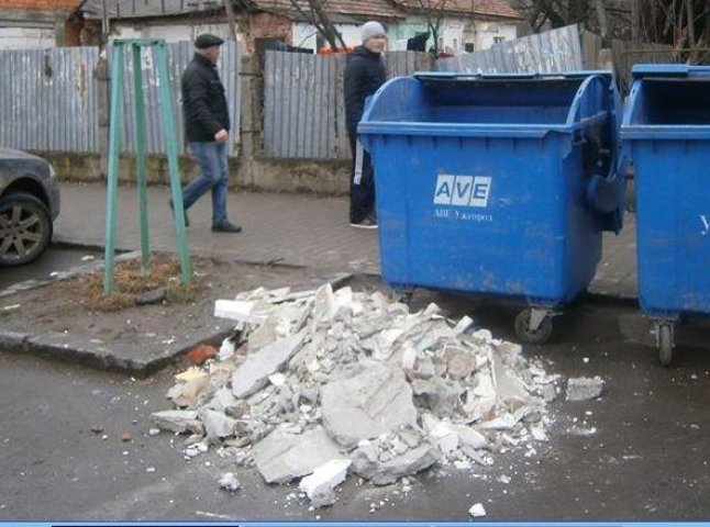 Одну з центральних вулиць Ужгорода невідомі перетворюють на сміттєзвалище