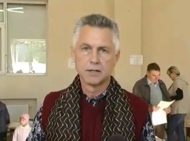 Чоловік, якого затримали і підозрюють у підкупі виборців в Ужгороді, прокоментував свої дії (ВІДЕО)