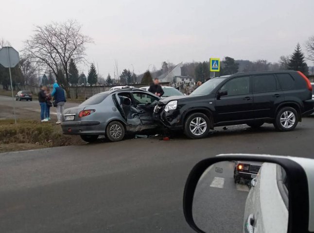 Ранкова аварія у Мукачеві: потрощене авто, "швидка" та поліція на місці