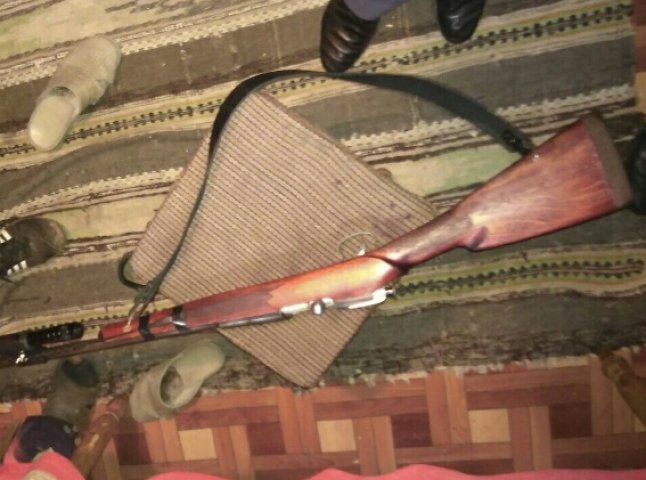 Стрілянина на Рахівщині: поліцейські знайшли у п’яного чоловіка рушниці, ножі, гранати, патрони та оптичні приціли
