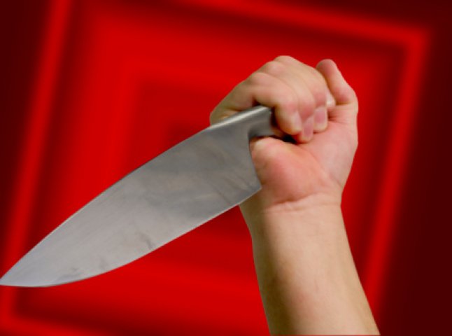 На Тячівщині жінка, після чергової сварки з чоловіком, встромила собі в живіт кухонний ніж