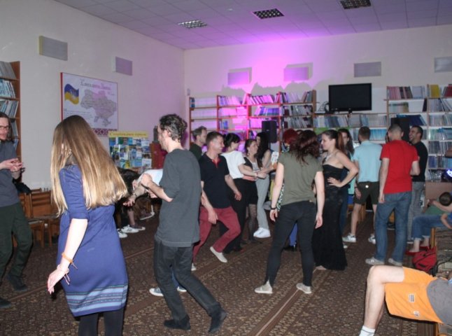У Закарпатськй обласній бібліотеці ужгородці танцювали під "Круглий звук"