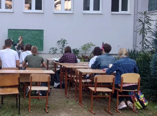 В одній зі шкіл Ужгорода проводять уроки надворі