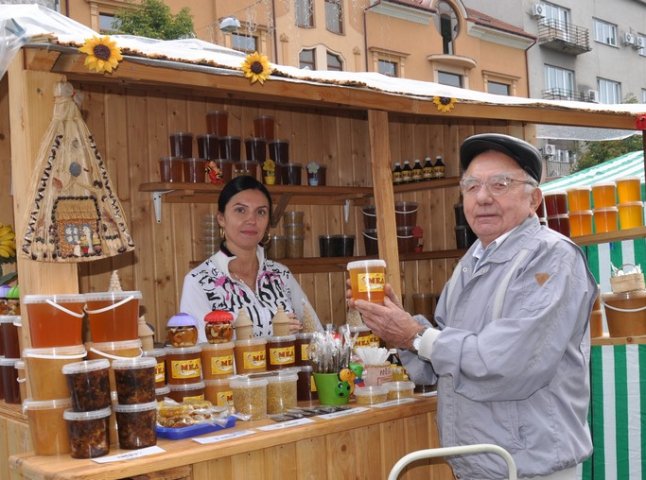 Мукачево бджолярське: у місті стартувало свято меду (ФОТОРЕПОРТАЖ)