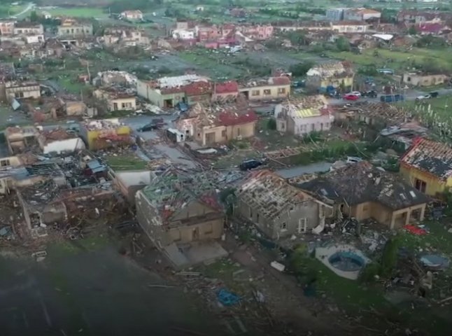 Наслідки торнадо у Чехії: з’явилося відео зруйнованих сіл
