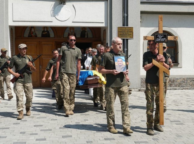Закарпаття попрощалось із військовослужбовцем 128 бригади