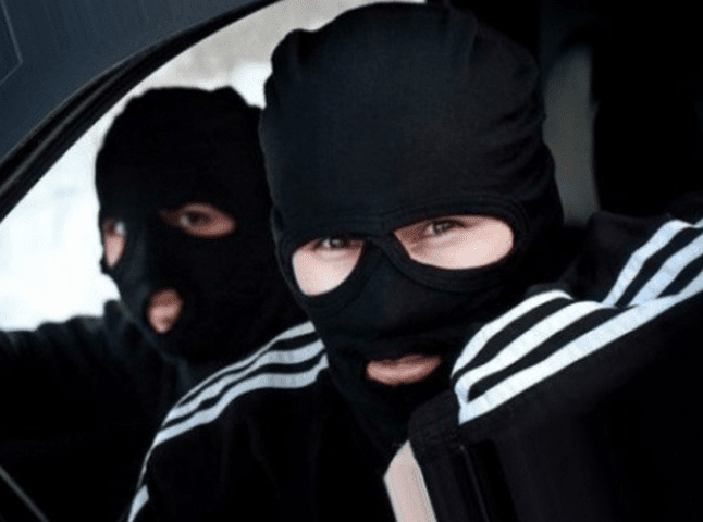 Розбій у Мукачеві: озброєні зловмисники увірвалися в офіс і вкрали 200 тисяч