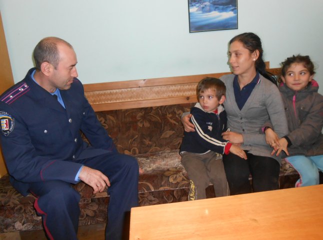 Староста ромського поселення заявляє, що діти, які вчора у центрі Мукачева плювали на людей, не з їх табору (ФОТО)