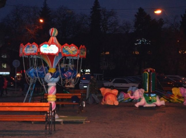 Замість ялинки на площі Петефі в Ужгороді вже монтують атракціони