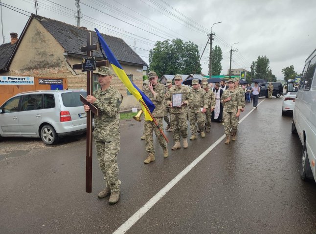 Сьогодні поховали закарпатця, який загинув, боронячи незалежність України