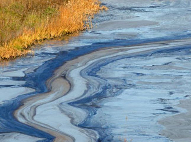 Закарпатські рятувальники цілодобово захищають Ужгородський водозабор від потрапляння нафти у воду