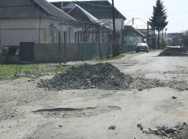 Жителі Білок самостійно ремонтують сільську дорогу, оскільки у бюджеті на це немає грошей (ФОТОФАКТ)