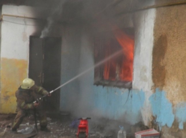 В обласному центрі вогонь повністю знищив житловий будинок (ФОТО, ВІДЕО)