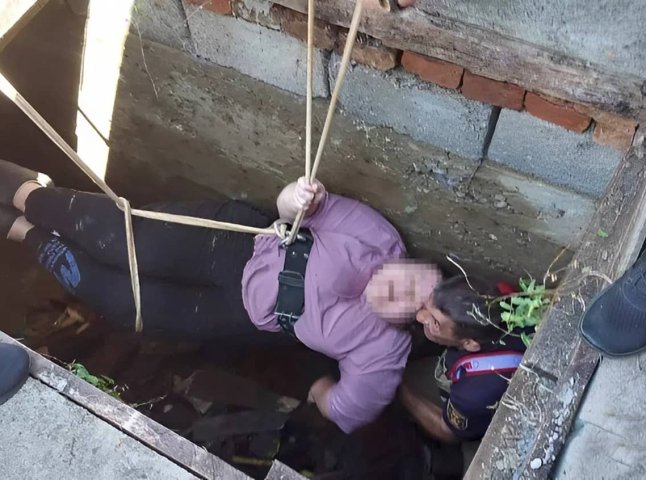Жінка провалилась у бетонну яму. Рятувальники її витягли, а медики надали допомогу