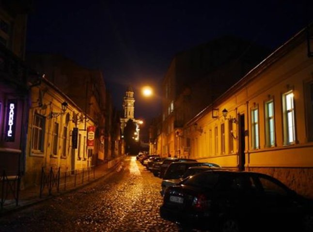 На центральних вулицях Ужгорода відновлено вуличне освітлення
