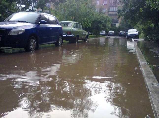 Після шквального дощу частину вулиць у Мукачеві пішла під воду (ФОТО,ВІДЕО)