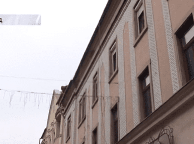 Фасади щонайменше трьох будинків у центрі Ужгорода потребують термінового ремонту