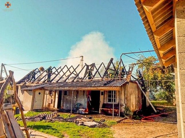 Вранці у закарпатському селі спалахнула пожежа