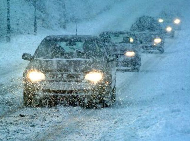 Протягом останньої доби закарпатські дорожники витратили 400 тисяч гривень на очищення шляхів від снігу