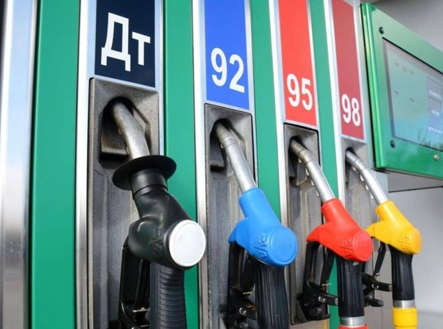 Ціна на бензин та дизель різко зросла: скільки тепер коштує пальне